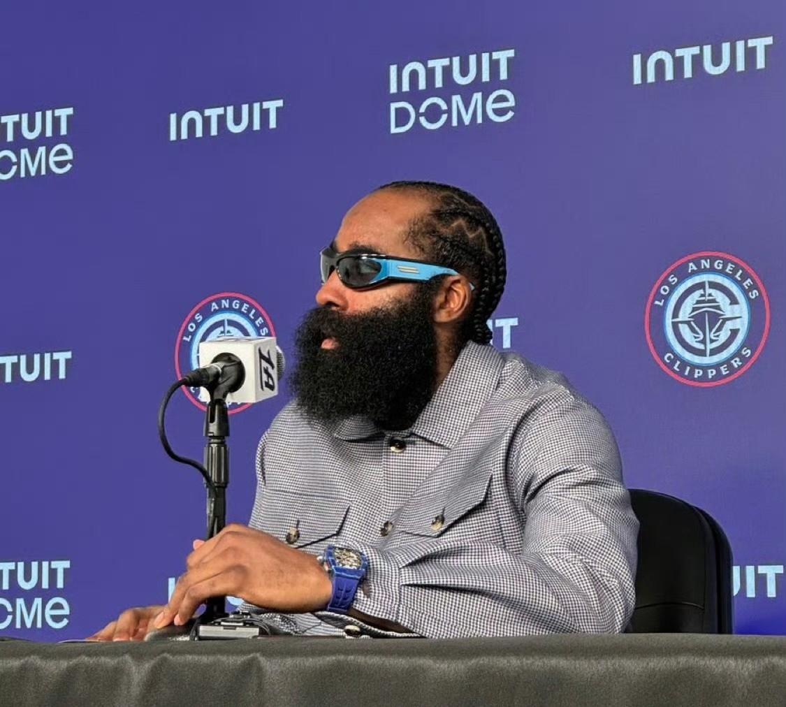 九游体育-哈登迎来十赛季出色发挥，中国队观众热烈欢呼！